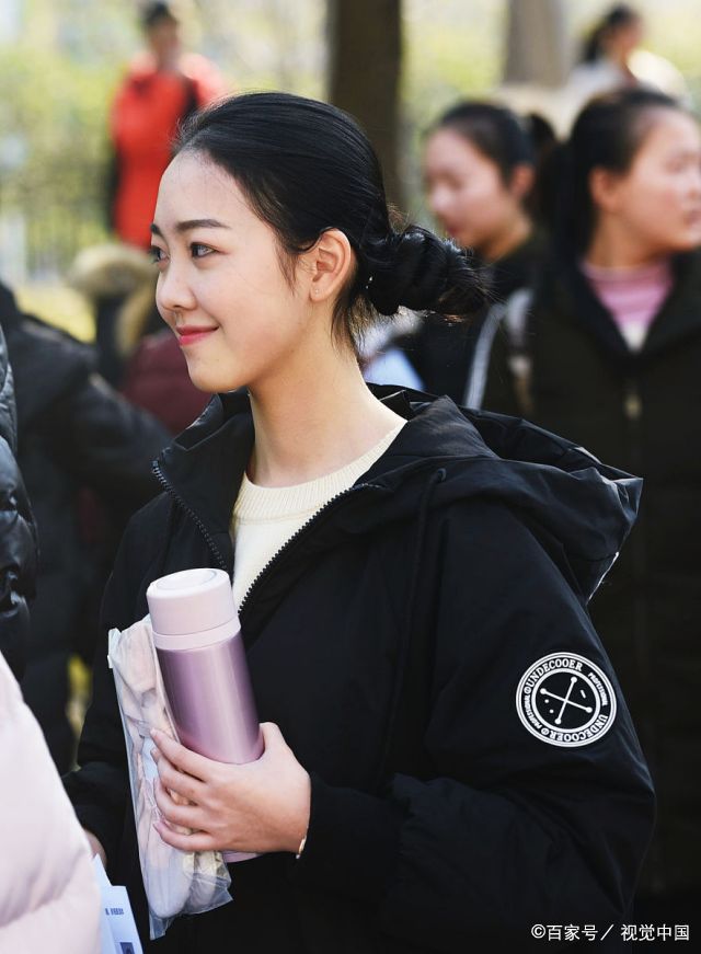 以中戏为例,表演系报考考生多达11441人,艺考也被认为是发掘潜力新星